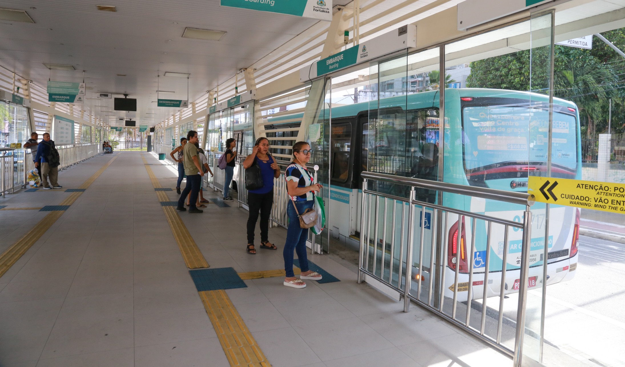 interior do BRT com passageiros aguardando o ônibus